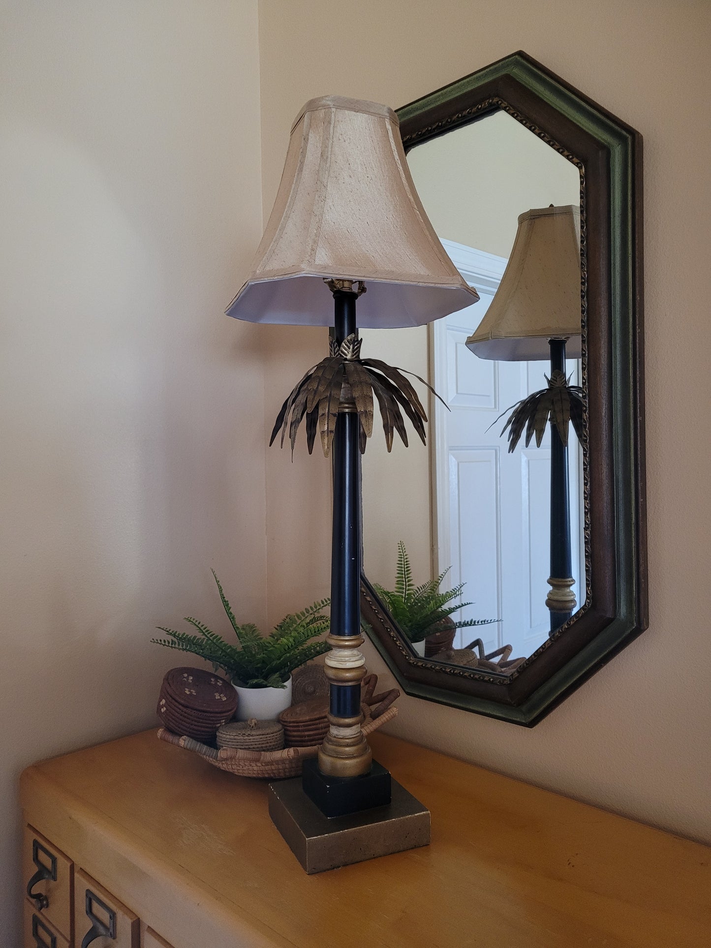 Vintage table lamp with Palm Leaf Details