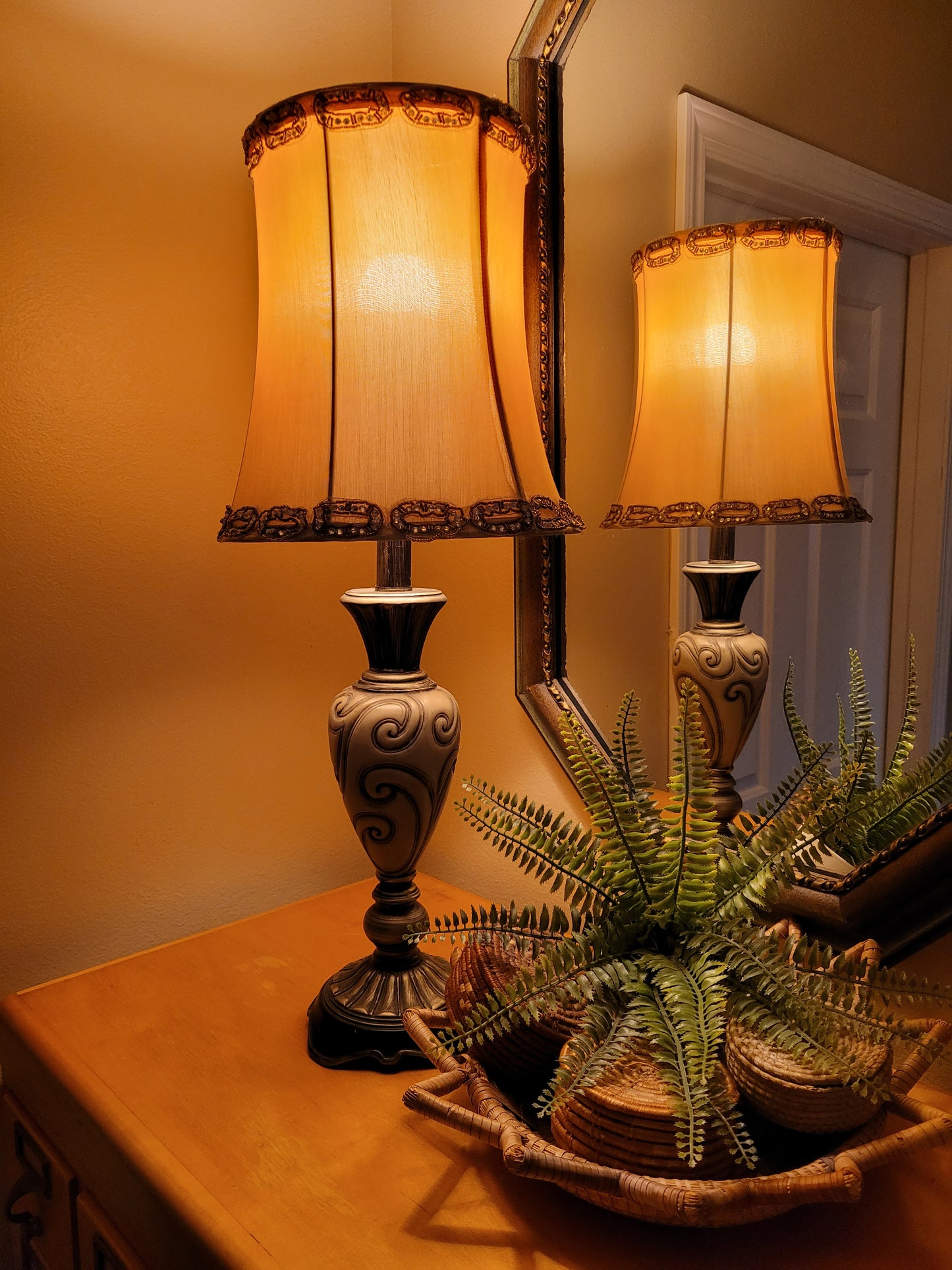 Scrollwork Urn Style Lamp