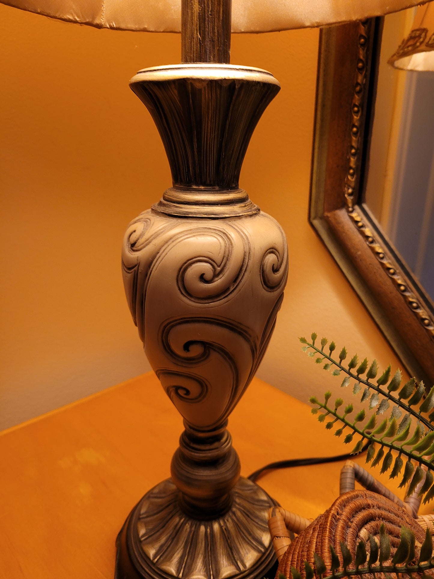 Scrollwork Urn Style Lamp