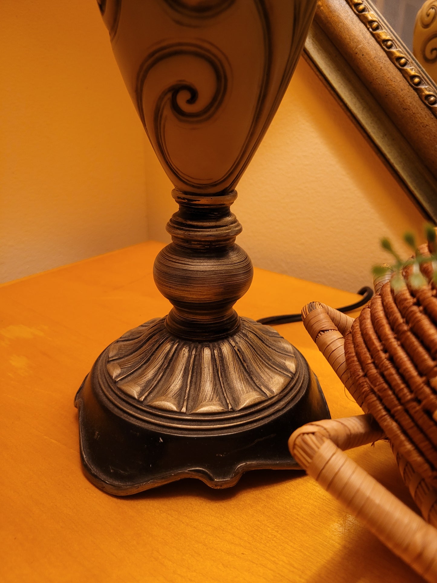 Scrollwork Urn Style Lamp