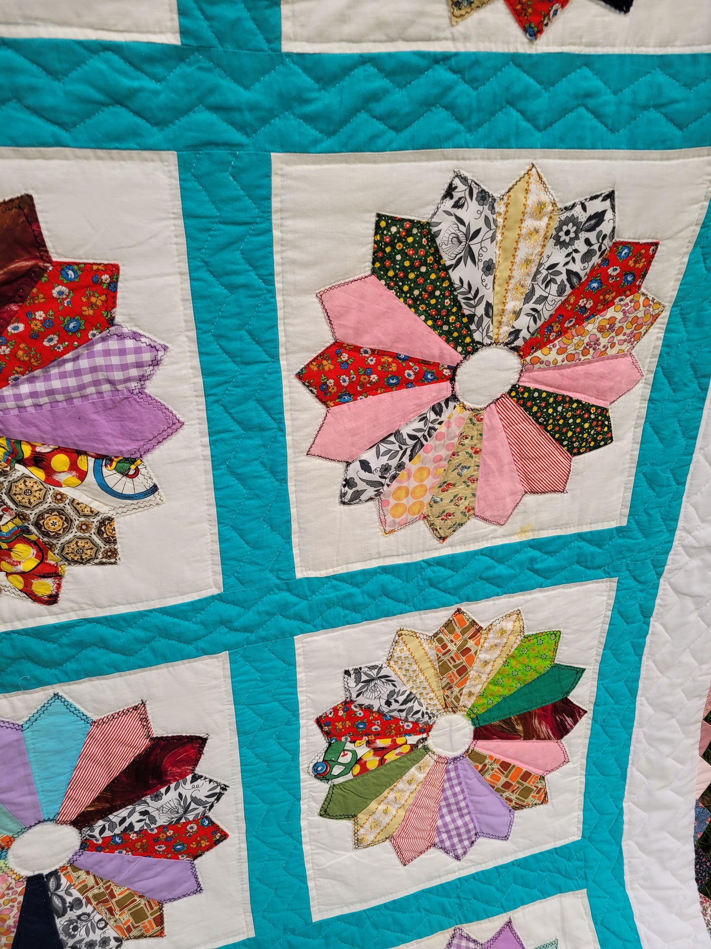 Vintage Hand-Quilted Dresden Plate with Prairie Points Quilt