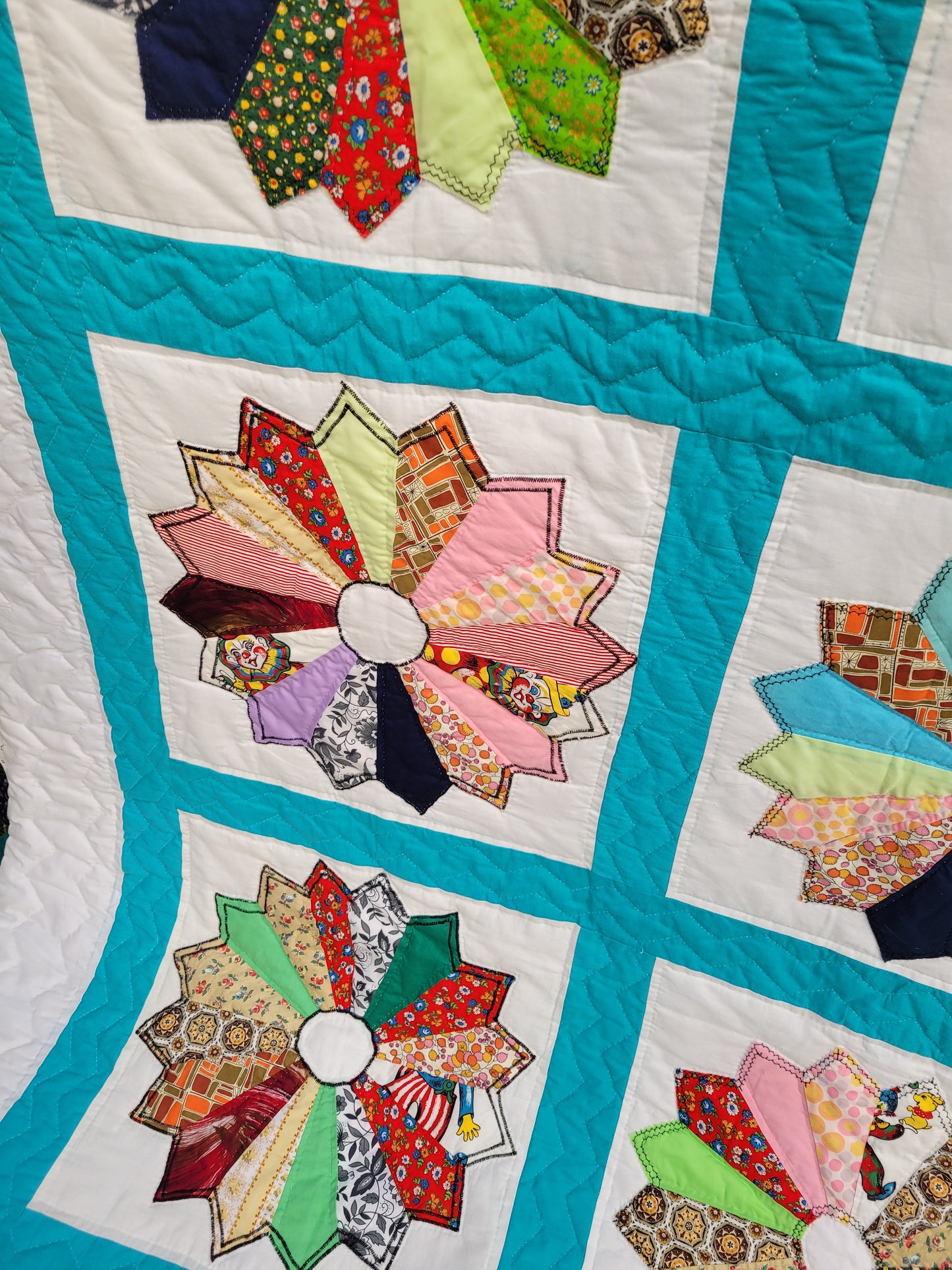 Vintage Hand-Quilted Dresden Plate with Prairie Points Quilt