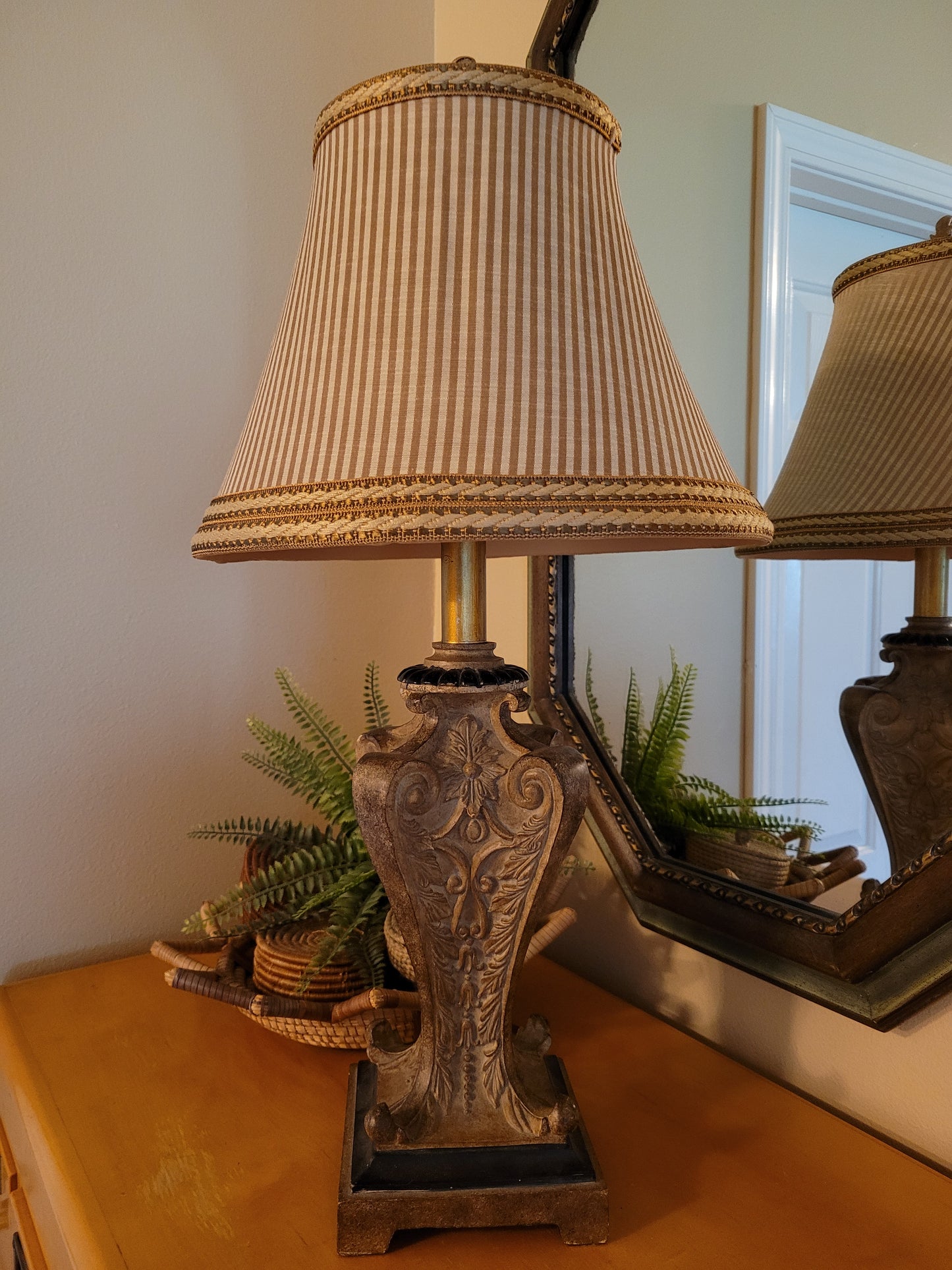 Vintage Urn Style Table Lamp