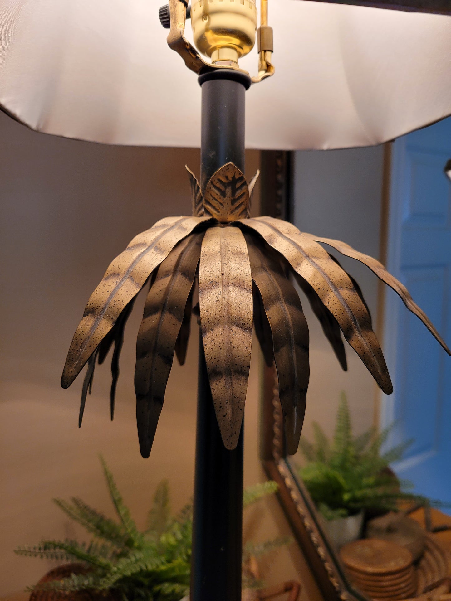 Vintage table lamp with Palm Leaf Details