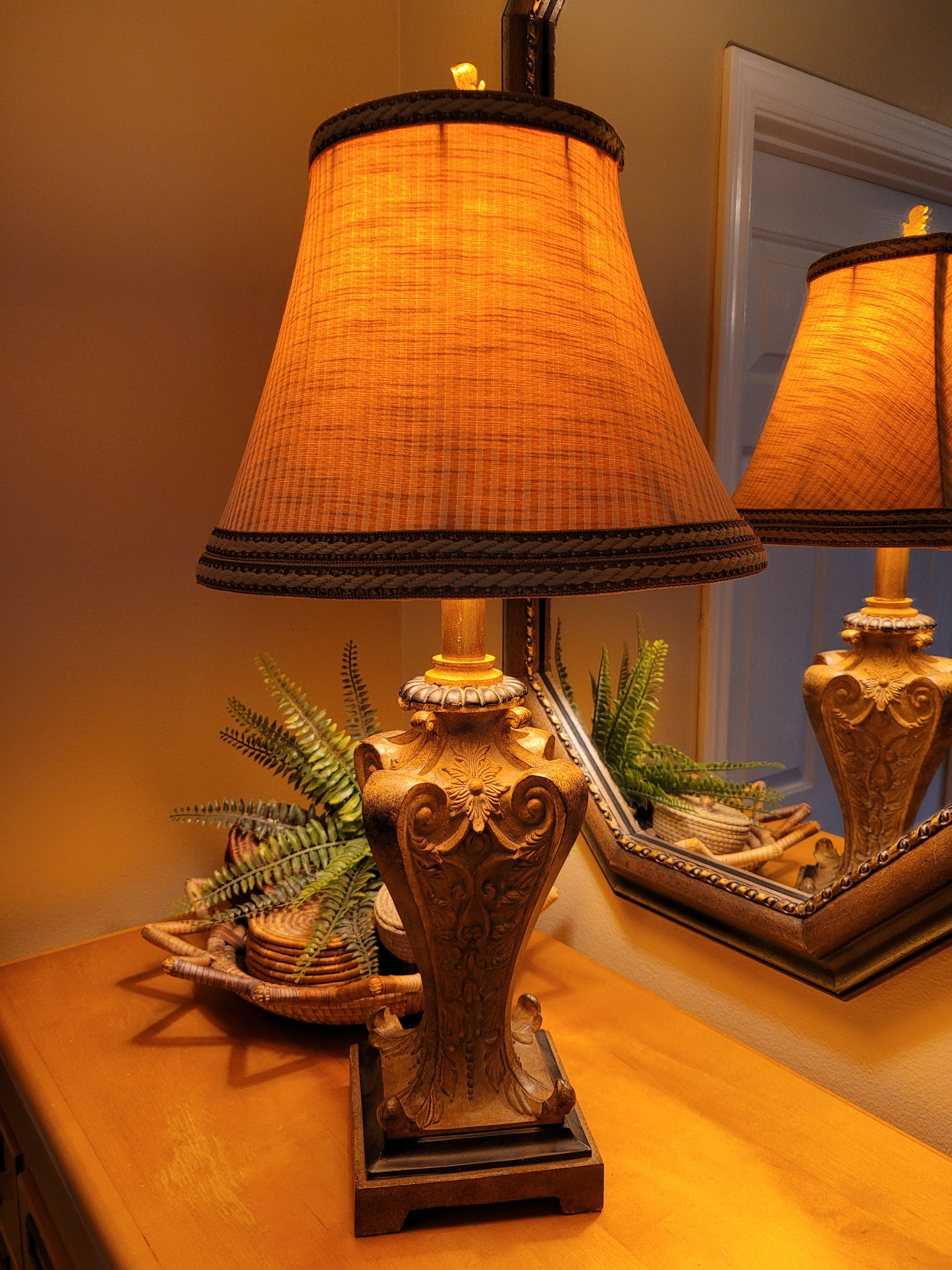 Vintage Urn Style Table Lamp